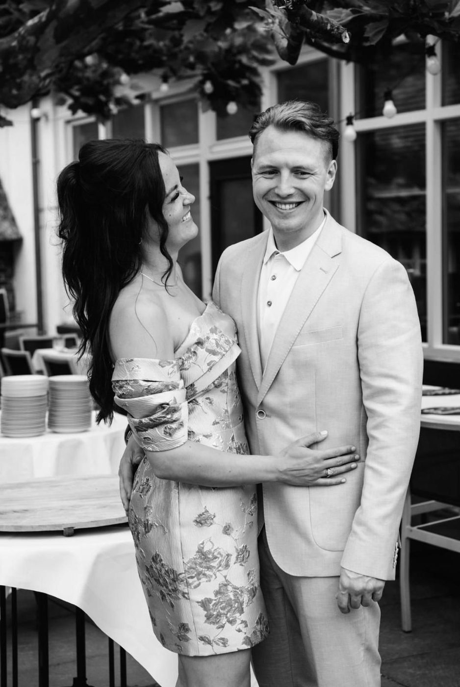 Lianda lacht naar Daan op het terras